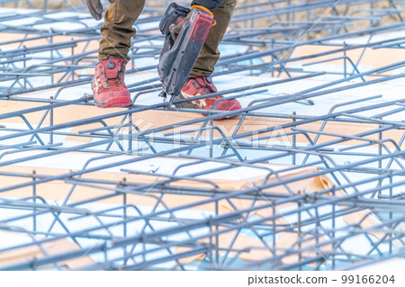 Rebar binding machine, foundation work, slab reinforcement arrangement Rebar binding machine, foundation work, slab reinforcement arrangement 99166204
