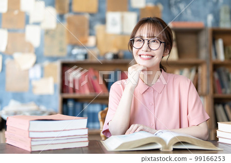 一名年輕女子讀 99166253