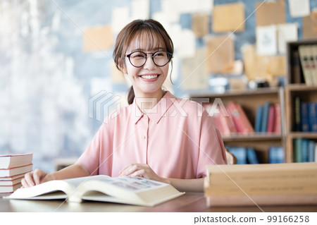 一名年輕女子讀 99166258