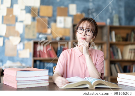 一名年輕女子讀 99166263