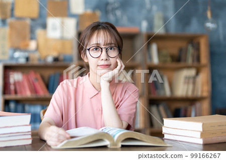 一名年輕女子讀 一名年輕女子讀 99166267