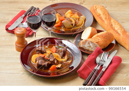 牛小腿燉牛肉，牛小腿燉肉，西式燉肉。晚餐菜，兩人份。與法式麵包一起食用。 99166554