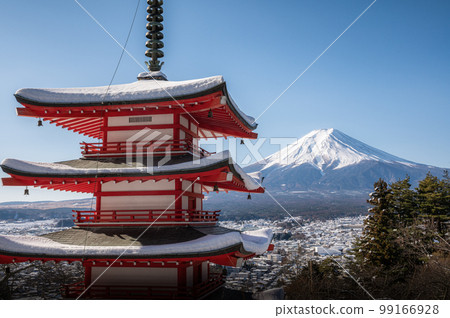 山梨縣富士吉田市新倉山淺間公園的五層寶塔和白雪覆蓋的富士山 99166928