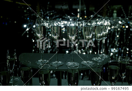 lot of glasses of champagne 99167495