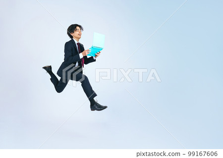 跳躍與計算機的年輕商人 99167606