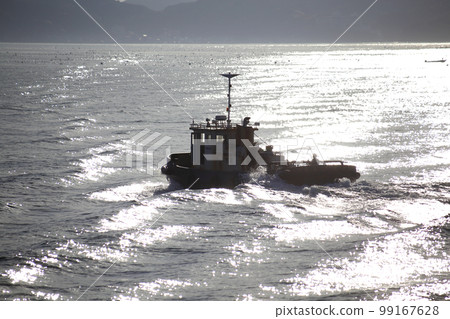 夕陽下航行伊勢灣的商船剪影 99167628