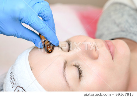 Ampoule with vitamin C for application directly to the face for the mesotherapy procedure with the help of a dermapen. 99167913