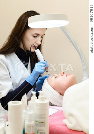 A beautician performs a rejuvenating mesotherapy procedure using dermapen. 99167915