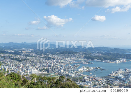 長崎縣佐世保市從夕張岳天文台看到的佐世保市街景 99169039