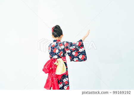 身穿浴衣跳盂蘭盆舞的少女 99169192