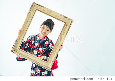 穿著浴衣拿著相框的女孩 99169194