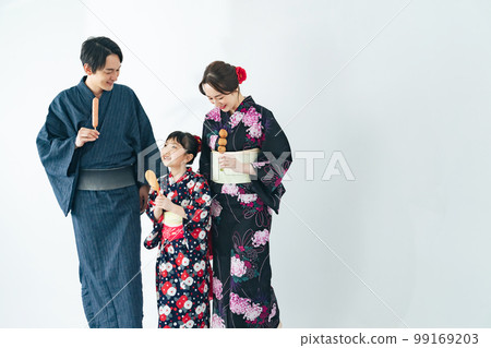 Parents and children eating street food in yukata Parents and children eating street food in yukata 99169203