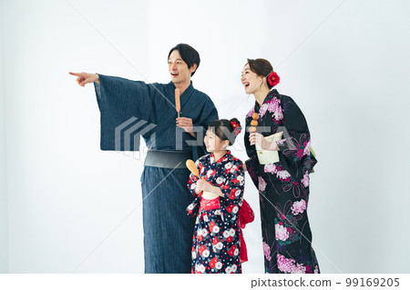 穿著浴衣吃街頭小吃的父母和孩子 穿著浴衣吃街頭小吃的父母和孩子 99169205