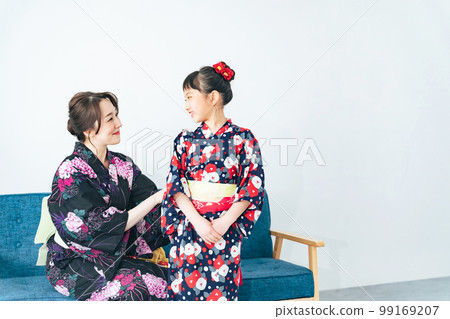 給女孩子穿浴衣的女人 給女孩子穿浴衣的女人 99169207