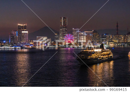 “神奈川縣”橫濱夜景全景和從富士山港口出發的豪華班輪 99169415