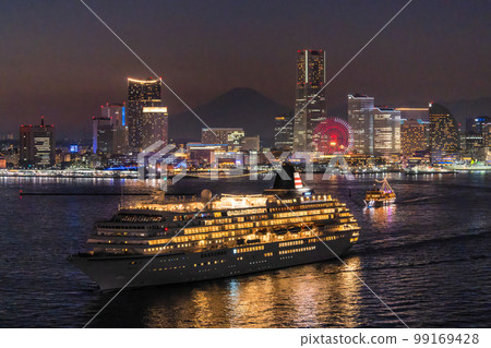 "Kanagawa Prefecture" A panoramic view of the night view of Yokohama and the luxury liner departing from the port, Mt. Fuji 99169428
