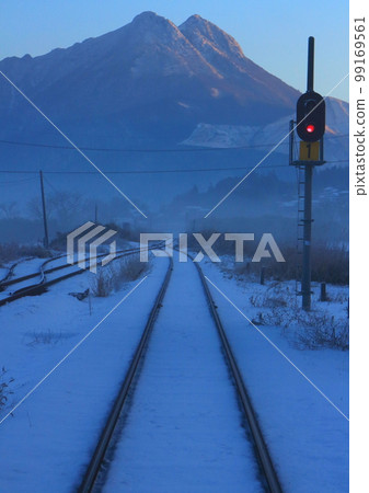 從南由布站眺望由布山（由布市） 99169561