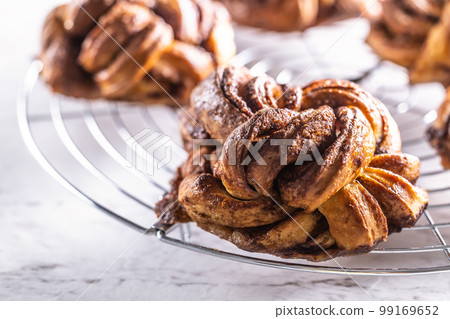 Freshly baked, caramel-cinnamon buns on the kitchen grill 99169652