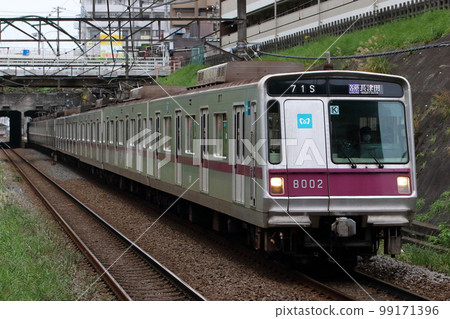 Metro 8000 series 8102F arriving at Aobadai Metro 8000 series 8102F arriving at Aobadai 99171396