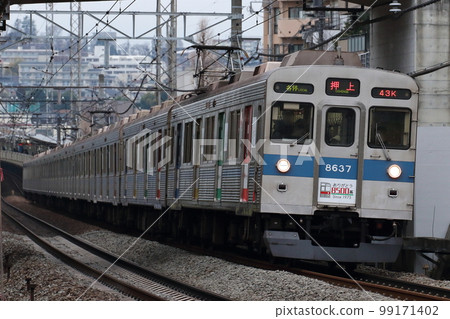 Tokyu Series 8500 running on the Den-en-toshi Line in the morning Tokyu Series 8500 running on the Den-en-toshi Line in the morning 99171402