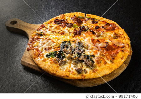 Home made pizza Italian home-made pizza Home made pizza Italian home-made pizza 99171406