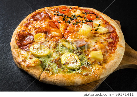 Home made pizza Italian home-made pizza Home made pizza Italian home-made pizza 99171411