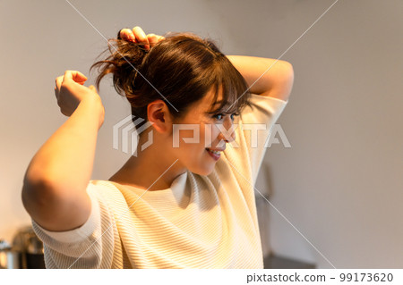 紮頭發的中年婦女 紮頭發的中年婦女 99173620