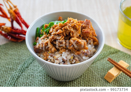 Pork rice bowl with mixed grain rice 99173734