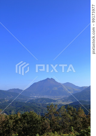 從蛇江展望台看秋天的由布山和由布市(11月/大分縣由布市) 從蛇江展望台看秋天的由布山和由布市(11月/大分縣由布市) 99173977