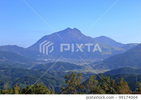 Mt.Yufu and Yufu City in autumn from Jakoe Observatory (November / Yufu City, Oita Prefecture) Mt.Yufu and Yufu City in autumn from Jakoe Observatory (November / Yufu City, Oita Prefecture) 99174004