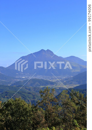 從蛇江展望台看秋天的由布山和由布市（11月/大分縣由布市） 99174006