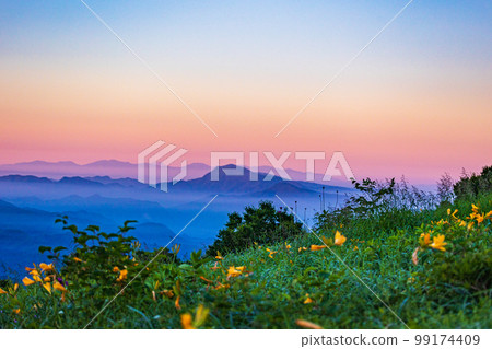 (Gunma Prefecture) Lake Nozori's Nozorikisuge and Shinshu's Mountain Range and Sea of Clouds at Dawn 99174409