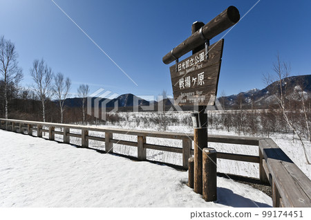 有冬季風景和信息板的栃木縣日光 Senjogahara 有冬季風景和信息板的栃木縣日光 Senjogahara 99174451