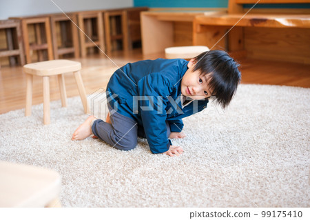 躺在客廳裡的男孩 躺在客廳裡的男孩 99175410