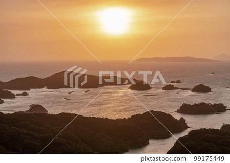 長崎縣某處 夕陽下波光粼粼的平靜海面 長崎縣某處 夕陽下波光粼粼的平靜海面 99175449