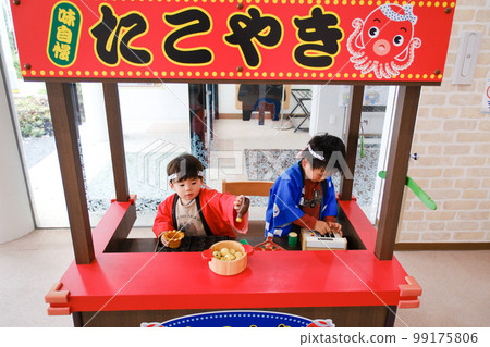 A boy playing house at a food stall 99175806