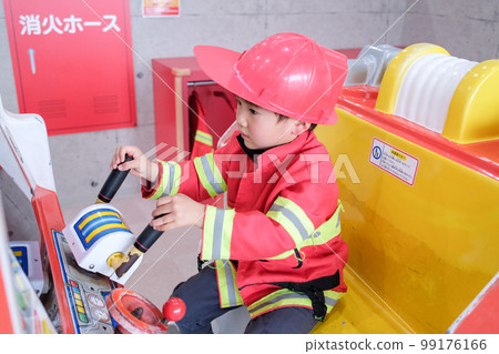 扮演消防員的男孩 99176166