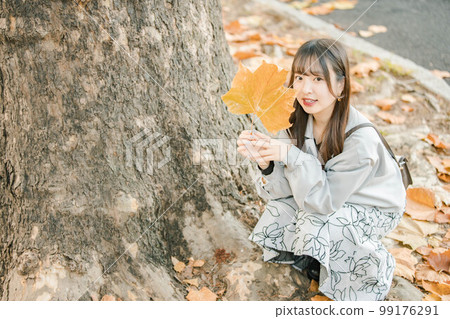 Autumn leaves female portrait 99176291