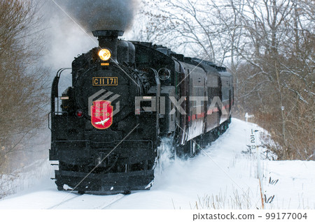 在 Toro 站附近的小雪中行駛的蒸汽機車 Fuyu-no-Shitsugen-go 在 Toro 站附近的小雪中行駛的蒸汽機車 Fuyu-no-Shitsugen-go 99177004