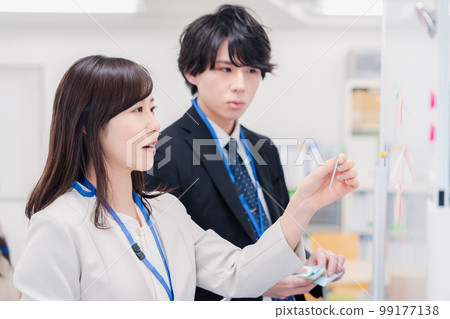 Business person organizing ideas on a whiteboard Business person organizing ideas on a whiteboard 99177138