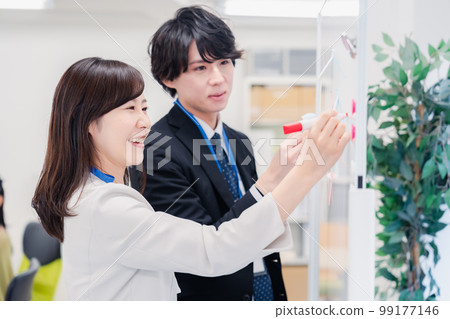 商務人士在白板上組織想法 99177146