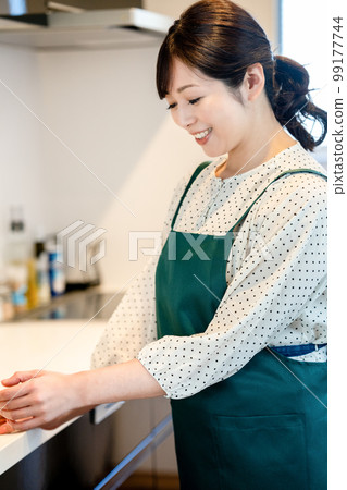 Housewife who did an apron Housewife who did an apron 99177744