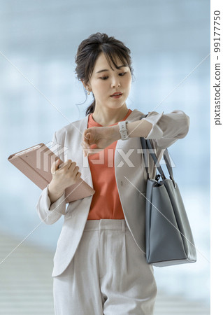 三十多歲的女商人看著智能手錶 99177750