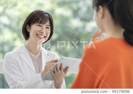 美容沙龍和整容手術的諮詢形象 99178096