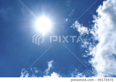 夏天天空太陽和雲彩橫濱 99178978
