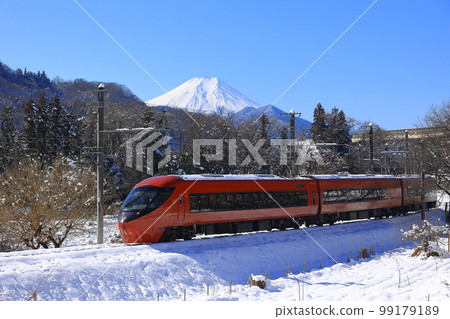 雪中的富士山和富士山景觀特快 雪中的富士山和富士山景觀特快 99179189