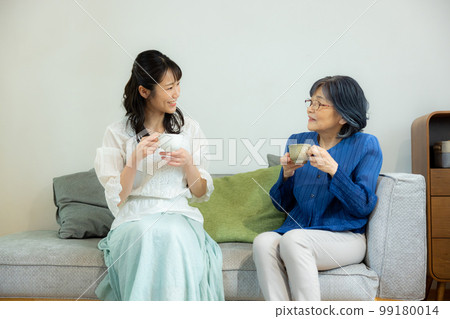 A senior woman and a young woman in the living room 99180014