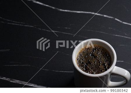 Mug with freshly brewed coffee 99180342