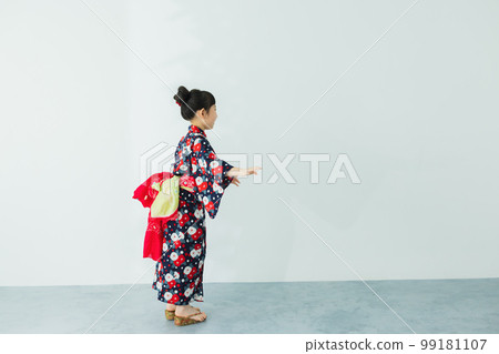 Elementary school girl in yukata 99181107