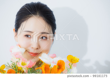 A woman holding a bouquet of poppies 99181173